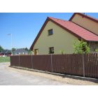 Műanyag kerítésléc 78x21 mm, 60 cm, kerekített végű, barna