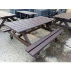 Műanyag "RePiknik" asztal, paddal, 170x170x73 barna